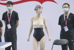 美女游泳视频,美女畅游碧波之中